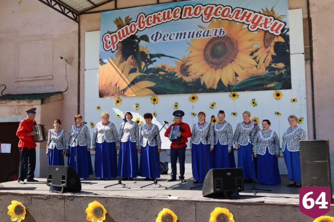 На саратовском фестивале подсолнухов раздавали угощения и сувениры